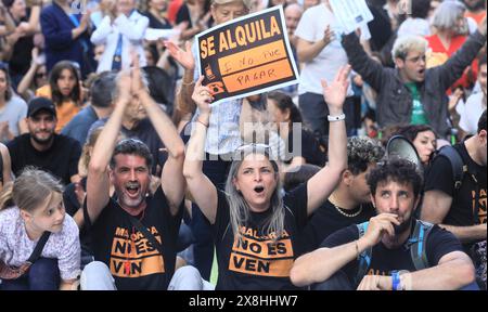 Palma, Espagne. 25 mai 2024. Les habitants lors d'une manifestation contre le tourisme de masse. Des milliers de personnes ont protesté contre le tourisme de masse à Majorque. Sous le slogan « disons basta ! », les gens se sont rassemblés samedi soir dans le centre de la capitale de l'île, Palma. Crédit : Clara Margais/dpa/Alamy Live News Banque D'Images