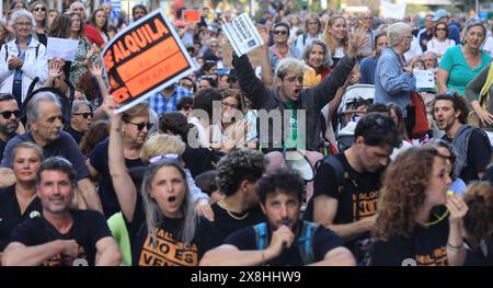 Palma, Espagne. 25 mai 2024. Les habitants lors d'une manifestation contre le tourisme de masse. Des milliers de personnes ont protesté contre le tourisme de masse à Majorque. Sous le slogan « disons basta ! », les gens se sont rassemblés samedi soir dans le centre de la capitale de l'île, Palma. Crédit : Clara Margais/dpa/Alamy Live News Banque D'Images