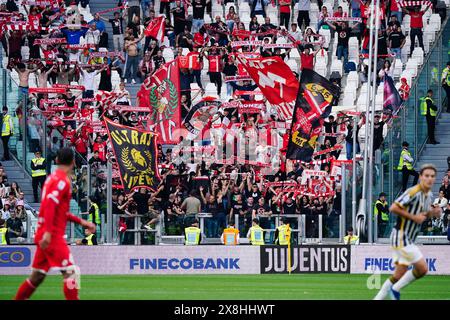 Supporters de l'AC Monza lors du championnat italien Serie A match de football entre la Juventus FC et l'AC Monza le 25 mai 2024 au stade Allianz de Turin, Italie - crédit : Luca Rossini/E-Mage/Alamy Live News Banque D'Images