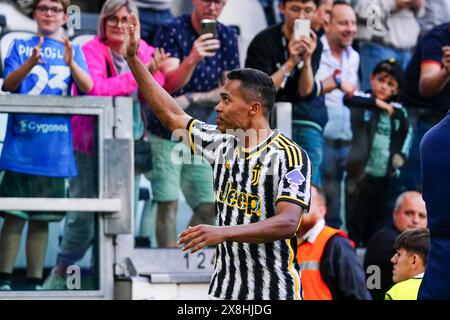 Turin, Italie. 26 mai 2024. Alex Sandro (Juventus FC) salue les supporters de la Juventus FC lors du championnat italien Serie A match de football entre la Juventus FC et l'AC Monza le 25 mai 2024 au stade Allianz de Turin, Italie - photo Morgese-Rossini/DPPI crédit : DPPI Media/Alamy Live News Banque D'Images