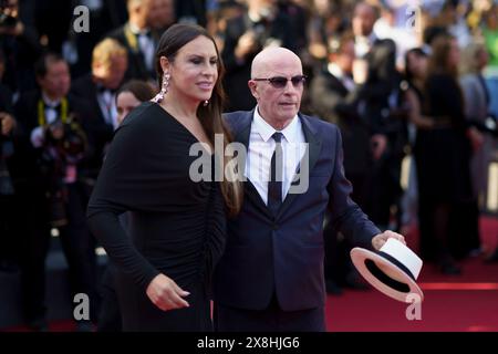 Cannes, France. 25 mai 2024. Jacques Audiard et Karla Sofía Gascón assistent au tapis rouge de la cérémonie de clôture du 77e Festival de Cannes au Palais des Festivals le 25 mai 2024 à Cannes, France crédit : BTWImages/Alamy Live News Banque D'Images