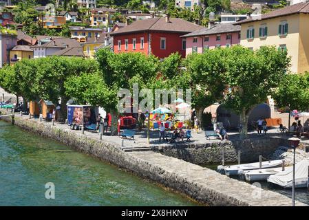 Le bord du lac à Ascona, Suisse. Un ancien bus London transport Routemaster faisant la publicité des boissons Fevertree se trouve sur la promenade. Banque D'Images