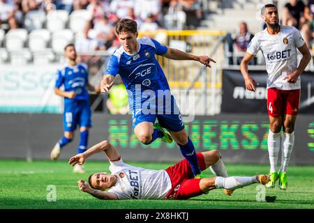 Lodz, Pologne - 25 mai 2024. Ilya Shkurin (Ilja Szkurin) de Stal et Kamil Dankowski de LKS sont vus en action lors du match de la Ligue polonaise PKO Ekstraklasa entre LKS Lodz et Stal Mielec au stade municipal de Wladyslaw Krol. Crédit : Mikołaj Barbanell/Alamy Live News Banque D'Images