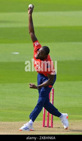 Birmingham Angleterre : -25 mai 2024 : Jofra Archer Bowls pour l'Angleterre lors de la série internationale Vitality T20 entre l'Angleterre et le Pakistan à Edgbaston Cricket Ground, Birmingham Angleterre crédit : PATRICK ANTHONISZ/Alamy Live News Banque D'Images