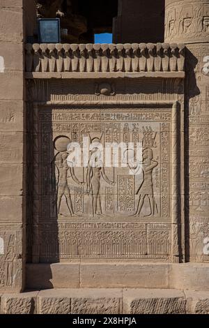 L'empereur romain Trajan (53-117) offre le soleil levant à Hathor et Rê dans la maison natale (mammisi) du complexe du temple de Dendera en haute-Égypte Banque D'Images