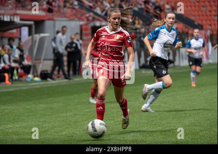 Liège, Belgique. 25 mai 2024. Liège, Belgique, 25 mai 2024 : Shari Van belle (26 Standard Femina) contrôle le ballon lors du match de Play-Off de la Super League du Lotto entre Standard Femina et le Club YLA au stade Maurice Dufrasne à Liège, Belgique (Martin Pitsch/SPP) crédit : SPP Sport Press photo. /Alamy Live News Banque D'Images