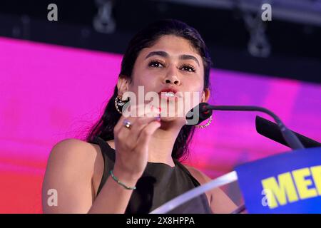 Marseille, France. 23 mai 2024. Rima Hassan, candidate sur la liste LFI, intervient lors de la réunion à Marseille pour les élections européennes de 2024. A quelques jours des élections européennes du 9 juin, Jean-Luc Mélenchon a participé à la rencontre France Insoumise dans les quartiers nord de Marseille devant environ 1000 personnes. (Crédit image : © Denis Thaust/SOPA images via ZUMA Press Wire) USAGE ÉDITORIAL SEULEMENT! Non destiné à UN USAGE commercial ! Banque D'Images