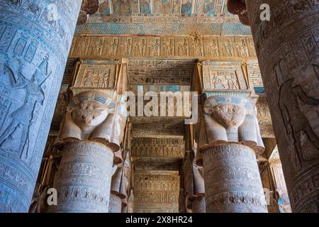 L'ancienne salle hypostyle égyptienne du temple de Hathor au complexe du temple de Dendera en haute-Égypte Banque D'Images