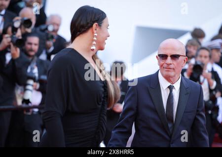 Karla Sofía Gascón et Jacques Audiard présents sur le tapis rouge de la cérémonie de clôture du 77e Festival de Cannes au Palais des Festivals le 25 mai 2024 à Cannes. Photo de David Boyer/ABACAPRESS. COM Banque D'Images