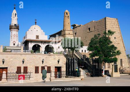 Entrée principale de la mosquée Abou Haggag et l'arrière du Premier pylône du temple de Louxor à Louxor, Egypte Banque D'Images