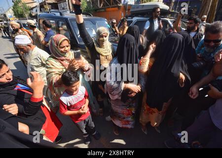 Anantnag, Inde. 25 mai 2024. Les partisans du Jammu-et-Cachemire People Democratic Party (PDP) crient des slogans lors d'une manifestation contre la détention présumée des travailleurs du parti avant le sixième tour des élections nationales indiennes à Bijbehara, au sud de Srinagar, au Cachemire contrôlé par l'Inde, samedi 25 mai, 2024. (photo de Mubashir Hassan/Pacific Press) crédit : Pacific Press Media production Corp./Alamy Live News Banque D'Images