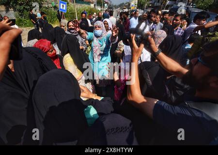 Anantnag, Inde. 25 mai 2024. Les partisans du Jammu-et-Cachemire People Democratic Party (PDP) crient des slogans lors d'une manifestation contre la détention présumée des travailleurs du parti avant le sixième tour des élections nationales indiennes à Bijbehara, au sud de Srinagar, au Cachemire contrôlé par l'Inde, samedi 25 mai, 2024. (photo de Mubashir Hassan/Pacific Press) crédit : Pacific Press Media production Corp./Alamy Live News Banque D'Images