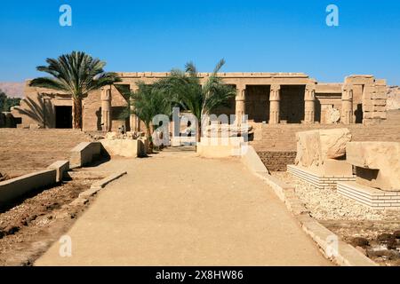 Entrée principale du temple mortuaire de Seti I à la nécropole thébaine sur la Cisjordanie de Louxor, en Égypte Banque D'Images