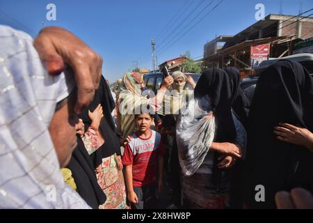 Anantnag, Jammu-et-Cachemire, Inde. 25 mai 2024. Les partisans du Jammu-et-Cachemire People Democratic Party (PDP) crient des slogans lors d'une manifestation contre la détention présumée des travailleurs du parti avant le sixième tour des élections nationales indiennes à Bijbehara, au sud de Srinagar, au Cachemire contrôlé par l'Inde, samedi 25 mai, 2024. (crédit image : © Mubashir Hassan/Pacific Press via ZUMA Press Wire) USAGE ÉDITORIAL SEULEMENT! Non destiné à UN USAGE commercial ! Banque D'Images