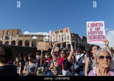 Rome, RM, Italie. 25 mai 2024. Certains militants du mouvement ''non Una Di Meno'' tiennent des banderoles pour défendre le droit à l'avortement devant le Colisée de Rome (crédit image : © Matteo Nardone/Pacific Press via ZUMA Press Wire) USAGE ÉDITORIAL SEULEMENT! Non destiné à UN USAGE commercial ! Banque D'Images