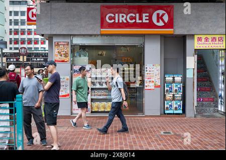 Hong Kong, Chine. 25 mai 2024. Les piétons passent devant la chaîne multinationale américaine de dépanneurs, Circle K, qui appartient à des intérêts canadiens, vue à Hong Kong. (Photo de Sebastian Ng/SOPA images/SIPA USA) crédit : SIPA USA/Alamy Live News Banque D'Images