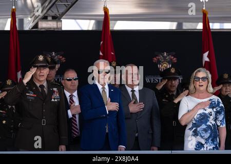 Le général Steven Gilland, le président Joe Biden et la secrétaire de l'armée Christine Wormuth vu comme hymne national ont joué lors de la cérémonie de remise des diplômes de la promotion 2024 de l'Académie militaire américaine à West point, NY, le 25 mai 2024 Banque D'Images