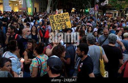 Palma, Espagne. 25 mai 2024. Les habitants lors d'une manifestation contre le tourisme de masse. Des milliers de personnes ont protesté contre le tourisme de masse à Majorque. Sous le slogan « disons basta ! », les gens se sont rassemblés samedi soir dans le centre de la capitale de l'île, Palma. Crédit : Clara Margais/dpa/Alamy Live News Banque D'Images