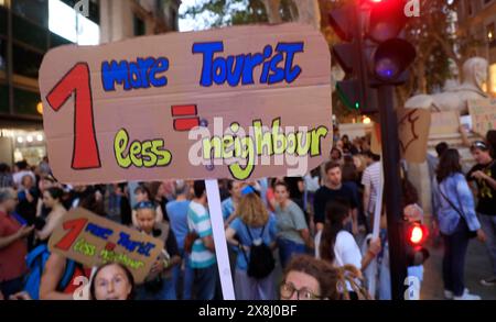 Palma, Espagne. 25 mai 2024. Les habitants lors d'une manifestation contre le tourisme de masse. Des milliers de personnes ont protesté contre le tourisme de masse à Majorque. Sous le slogan « disons basta ! », les gens se sont rassemblés samedi soir dans le centre de la capitale de l'île, Palma. Crédit : Clara Margais/dpa/Alamy Live News Banque D'Images