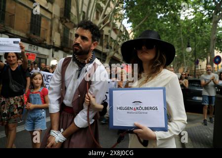 Palma, Espagne. 25 mai 2024. Les habitants lors d'une manifestation contre le tourisme de masse. Des milliers de personnes ont protesté contre le tourisme de masse à Majorque. Sous le slogan « disons basta ! », les gens se sont rassemblés samedi soir dans le centre de la capitale de l'île, Palma. Crédit : Clara Margais/dpa/Alamy Live News Banque D'Images