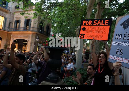 Palma, Espagne. 25 mai 2024. Les habitants lors d'une manifestation contre le tourisme de masse. Des milliers de personnes ont protesté contre le tourisme de masse à Majorque. Sous le slogan « disons basta ! », les gens se sont rassemblés samedi soir dans le centre de la capitale de l'île, Palma. Crédit : Clara Margais/dpa/Alamy Live News Banque D'Images