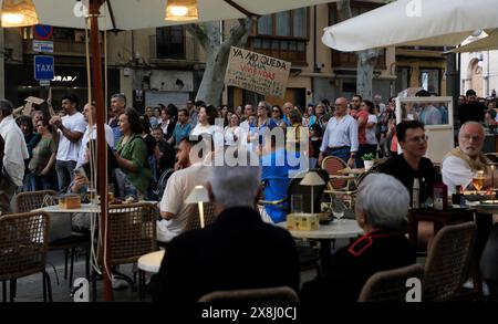 Palma, Espagne. 25 mai 2024. Les habitants lors d'une manifestation contre le tourisme de masse. Des milliers de personnes ont protesté contre le tourisme de masse à Majorque. Sous le slogan « disons basta ! », les gens se sont rassemblés samedi soir dans le centre de la capitale de l'île, Palma. Crédit : Clara Margais/dpa/Alamy Live News Banque D'Images