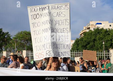 Palma, Espagne. 25 mai 2024. Les habitants lors d'une manifestation contre le tourisme de masse. Des milliers de personnes ont protesté contre le tourisme de masse à Majorque. Sous le slogan « disons basta ! », les gens se sont rassemblés samedi soir dans le centre de la capitale de l'île, Palma. Crédit : Clara Margais/dpa/Alamy Live News Banque D'Images