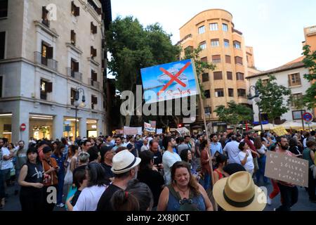 Palma, Espagne. 25 mai 2024. Les habitants lors d'une manifestation contre le tourisme de masse. Des milliers de personnes ont protesté contre le tourisme de masse à Majorque. Sous le slogan « disons basta ! », les gens se sont rassemblés samedi soir dans le centre de la capitale de l'île, Palma. Crédit : Clara Margais/dpa/Alamy Live News Banque D'Images