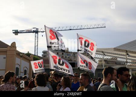 Palma, Espagne. 25 mai 2024. Les habitants lors d'une manifestation contre le tourisme de masse. Des milliers de personnes ont protesté contre le tourisme de masse à Majorque. Sous le slogan « disons basta ! », les gens se sont rassemblés samedi soir dans le centre de la capitale de l'île, Palma. Crédit : Clara Margais/dpa/Alamy Live News Banque D'Images