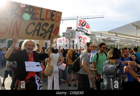 Palma, Espagne. 25 mai 2024. Les habitants lors d'une manifestation contre le tourisme de masse. Des milliers de personnes ont protesté contre le tourisme de masse à Majorque. Sous le slogan « disons basta ! », les gens se sont rassemblés samedi soir dans le centre de la capitale de l'île, Palma. Crédit : Clara Margais/dpa/Alamy Live News Banque D'Images