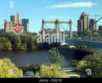 Le pont Hennepin Avenue et le signe de bière grain Belt à Minneapolis. Banque D'Images