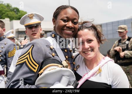 West point, États-Unis. 25 mai 2024. Les diplômés célèbrent après avoir reçu des diplômes lors de la cérémonie de remise des diplômes de la classe 2024 de l'Académie militaire américaine à West point, NY, le 25 mai 2024. Le président Joe Biden a prononcé le discours d'ouverture. Il a réitéré le soutien des États-Unis à l’Ukraine, mais a mentionné qu’aucune armée américaine ne sera déployée en Ukraine. Il a mentionné les militaires qui livraient de l'aide humanitaire à la population de Gaza. 1 231 cadets sont entrés à West point en 2020 et 1 036 ont obtenu leur diplôme. (Photo de Lev Radin/Sipa USA) crédit : Sipa USA/Alamy Live News Banque D'Images