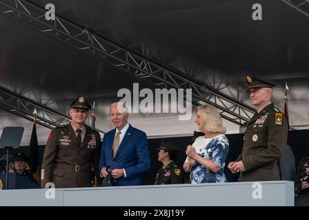 Le général Steven Gilland, le président Joe Biden, le secrétaire de l'armée Christine Wormuth, le général Randy George regardent les diplômés célébrer après avoir reçu des diplômes lors de la cérémonie de remise des diplômes de la promotion 2024 de l'Académie militaire américaine à West point, NY, le 25 mai 2024. Le président Joe Biden a prononcé le discours d'ouverture. Il a réitéré le soutien des États-Unis à l’Ukraine, mais a mentionné qu’aucune armée américaine ne sera déployée en Ukraine. Il a mentionné les militaires qui livraient de l'aide humanitaire à la population de Gaza. 1 231 cadets sont entrés à West point en 2020 et 1 036 ont obtenu leur diplôme. (Photo de Lev Radin/Sipa USA) Banque D'Images