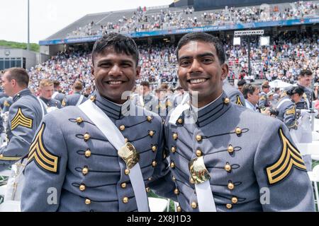 West point, États-Unis. 25 mai 2024. Les diplômés célèbrent après avoir reçu des diplômes lors de la cérémonie de remise des diplômes de la classe 2024 de l'Académie militaire américaine à West point, NY, le 25 mai 2024. Le président Joe Biden a prononcé le discours d'ouverture. Il a réitéré le soutien des États-Unis à l’Ukraine, mais a mentionné qu’aucune armée américaine ne sera déployée en Ukraine. Il a mentionné les militaires qui livraient de l'aide humanitaire à la population de Gaza. 1 231 cadets sont entrés à West point en 2020 et 1 036 ont obtenu leur diplôme. (Photo de Lev Radin/Sipa USA) crédit : Sipa USA/Alamy Live News Banque D'Images