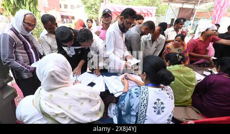 NEW DELHI, INDE - MAI 25 : les électeurs vérifient leurs noms sur la liste électorale lors de l'élection Lok Sabha 2024, au bureau de vote, dans la zone de civil Line, le 25 mai 2024 à New Delhi, Inde. Le scrutin pour la sixième phase des élections générales s'est achevé dans 58 circonscriptions réparties dans six états et deux territoires de l'Union, y compris les sept sièges de Delhi. Le taux de participation dans six états et deux territoires de l'Union au cours de la phase 6 du scrutin a été enregistré à environ 58,84 %, selon l'application Voter Turnout App de la Commission électorale. (Photo Sonu Mehta/Hindustan Times/Sipa USA ) Banque D'Images