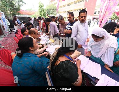 NEW DELHI, INDE - MAI 25 : les électeurs vérifient leurs noms sur la liste électorale lors de l'élection Lok Sabha 2024, au bureau de vote, dans la zone de civil Line, le 25 mai 2024 à New Delhi, Inde. Le scrutin pour la sixième phase des élections générales s'est achevé dans 58 circonscriptions réparties dans six états et deux territoires de l'Union, y compris les sept sièges de Delhi. Le taux de participation dans six états et deux territoires de l'Union au cours de la phase 6 du scrutin a été enregistré à environ 58,84 %, selon l'application Voter Turnout App de la Commission électorale. (Photo Sonu Mehta/Hindustan Times/Sipa USA ) Banque D'Images