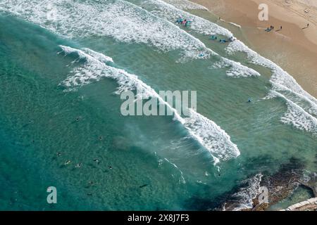 Vue de dessus des vagues qui se brisent dans le sable à la plage, photographie aérienne, prise de photo d'hélicoptère regardant vers le bas Banque D'Images