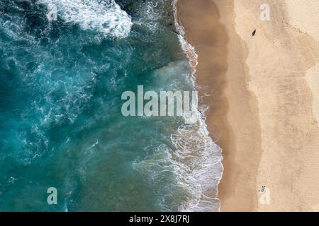 Vue de dessus des vagues qui se brisent dans le sable à la plage, photographie aérienne, prise de photo d'hélicoptère regardant vers le bas Banque D'Images