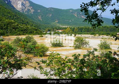 Thermopyles, Grèce. Vue sur le champ de bataille de la célèbre bataille de 480 av. J.-C. depuis la colline Kolonos où les Grecs ont fait leur dernier combat Banque D'Images