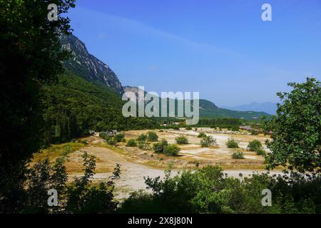 Thermopyles, Grèce. Vue sur le champ de bataille de la célèbre bataille de 480 av. J.-C. depuis la colline Kolonos où les Grecs ont fait leur dernier combat Banque D'Images