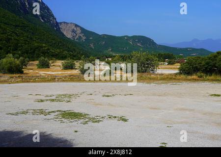 Thermopyles, Grèce. Vue sur le champ de bataille de la célèbre bataille de 480 av. J.-C. depuis la colline Kolonos où les Grecs ont fait leur dernier combat Banque D'Images