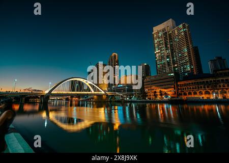 Arc d'amitié philippino-chinois également connu sous le nom de pont Binondo-Intramuros à l'heure bleue. Banque D'Images