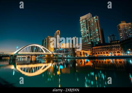 Arc d'amitié philippino-chinois également connu sous le nom de pont Binondo-Intramuros à l'heure bleue. Banque D'Images