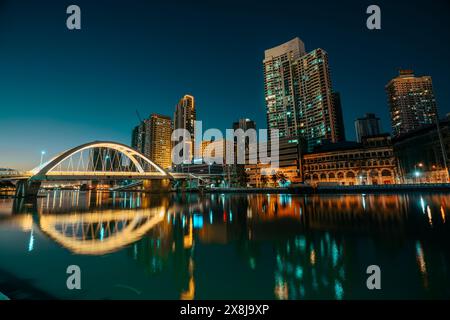 Arc d'amitié philippino-chinois également connu sous le nom de pont Binondo-Intramuros à l'heure bleue. Banque D'Images