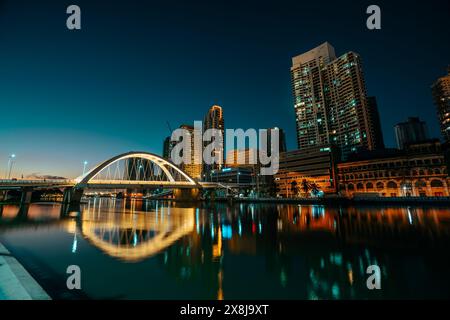 Arc d'amitié philippino-chinois également connu sous le nom de pont Binondo-Intramuros à l'heure bleue. Banque D'Images
