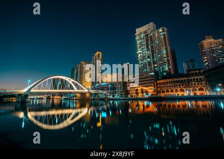 Arc d'amitié philippino-chinois également connu sous le nom de pont Binondo-Intramuros à l'heure bleue. Banque D'Images