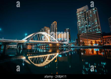 Arc d'amitié philippino-chinois également connu sous le nom de pont Binondo-Intramuros à l'heure bleue. Banque D'Images