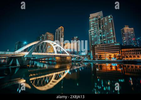 Arc d'amitié philippino-chinois également connu sous le nom de pont Binondo-Intramuros à l'heure bleue. Banque D'Images
