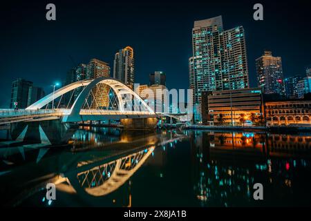 Arc d'amitié philippino-chinois également connu sous le nom de pont Binondo-Intramuros à l'heure bleue. Banque D'Images