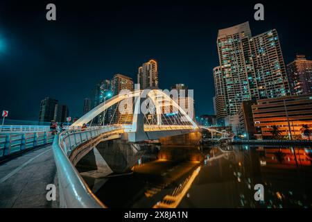 Arc d'amitié philippino-chinois également connu sous le nom de pont Binondo-Intramuros à l'heure bleue. Banque D'Images